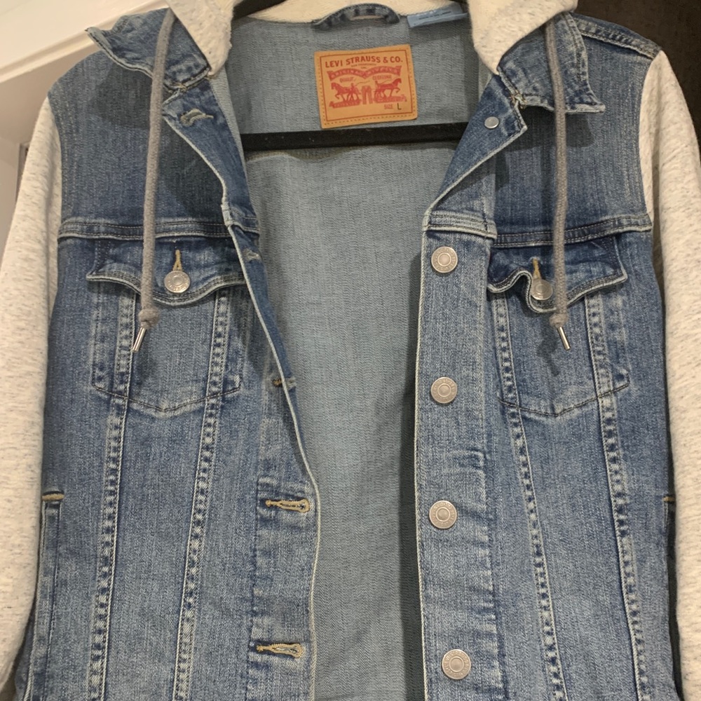 LEVI’S DENIM JACKET